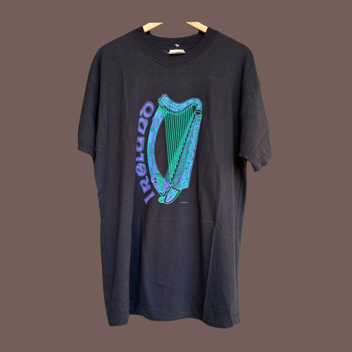 Vintage Ireland Harp Graphic Tee – 90s Celtic Streetwear