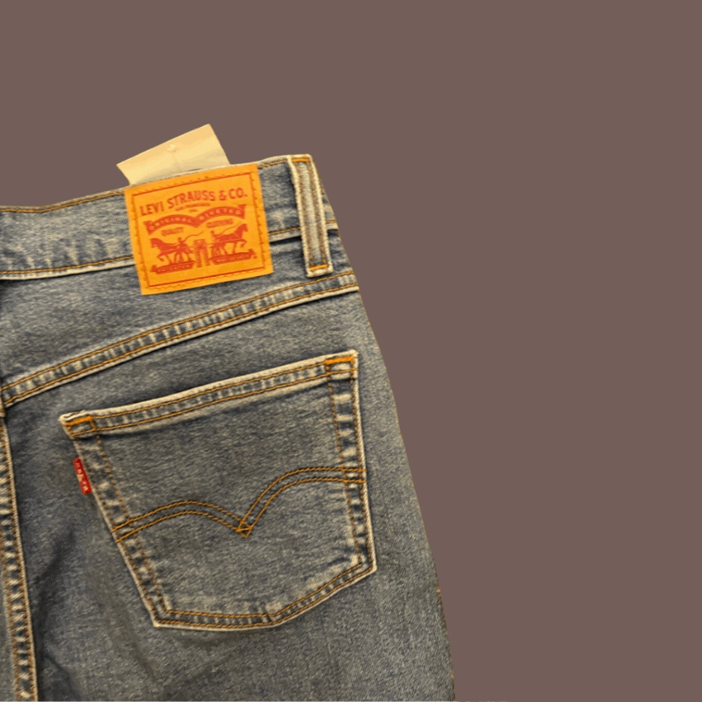 Levi’s High-Waisted Mom Jeans – Classic Tapered Fit Denim