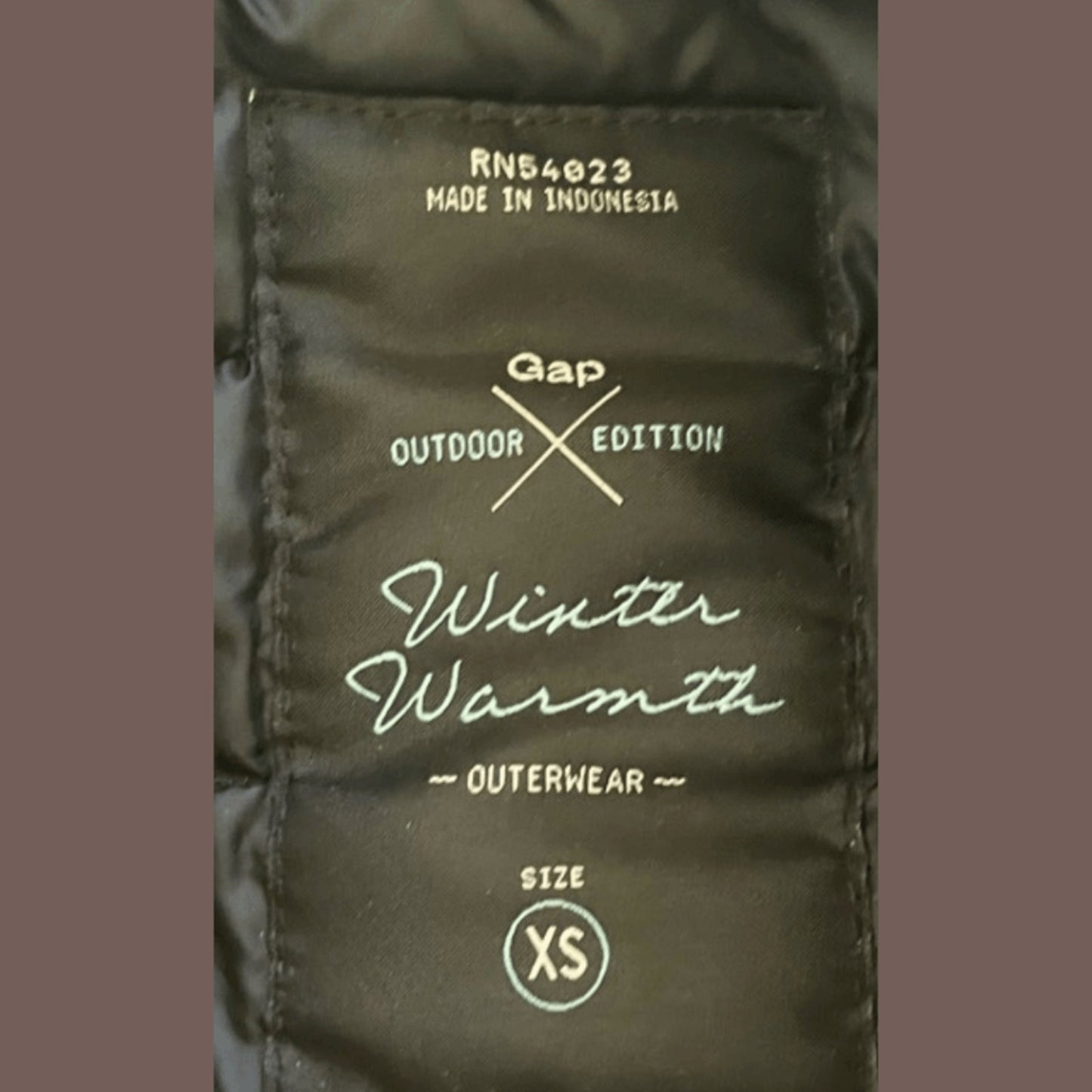 Vintage Gap Black Puffer Jacket – Minimal Winter Essential